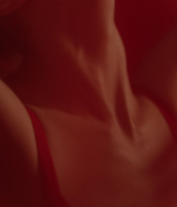 Artistic representation of movement freedom, showing fluid lines around a person's neck and shoulders.